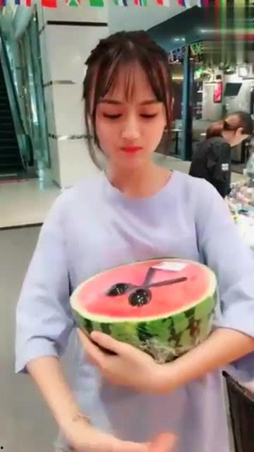 吃瓜网最近火的女生,吃瓜网爆红女生，颜值与才华并存，网友直呼“神仙颜值”